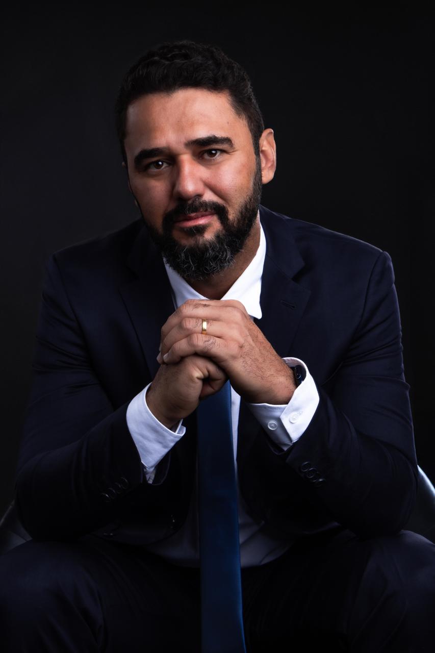 Dr. Aleandro Reis, advogado fundador do escritório Aleandro Reis Advocacia em Brasília-DF